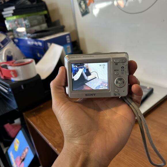 Sony Cyber-Shot Black/Silver DSC-S930 10.1MP Digital Camera - Picture 3 of 4